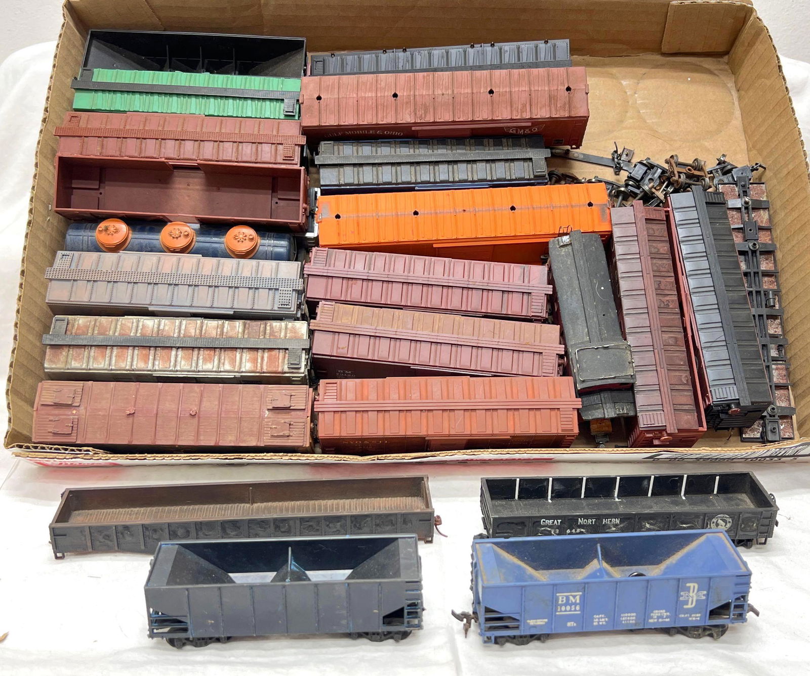 HO Scale freight cars missing trim wheels etc nice fixer upper lot!! (1 of 4)