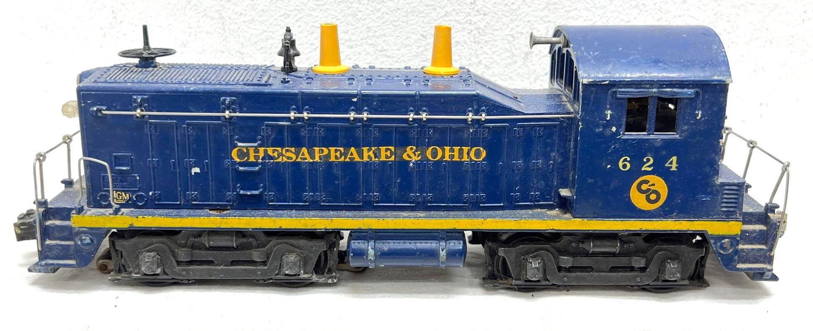 Postwar Lionel O Gauge 624 C&O NW-2 diesel locomotive (1 of 4)