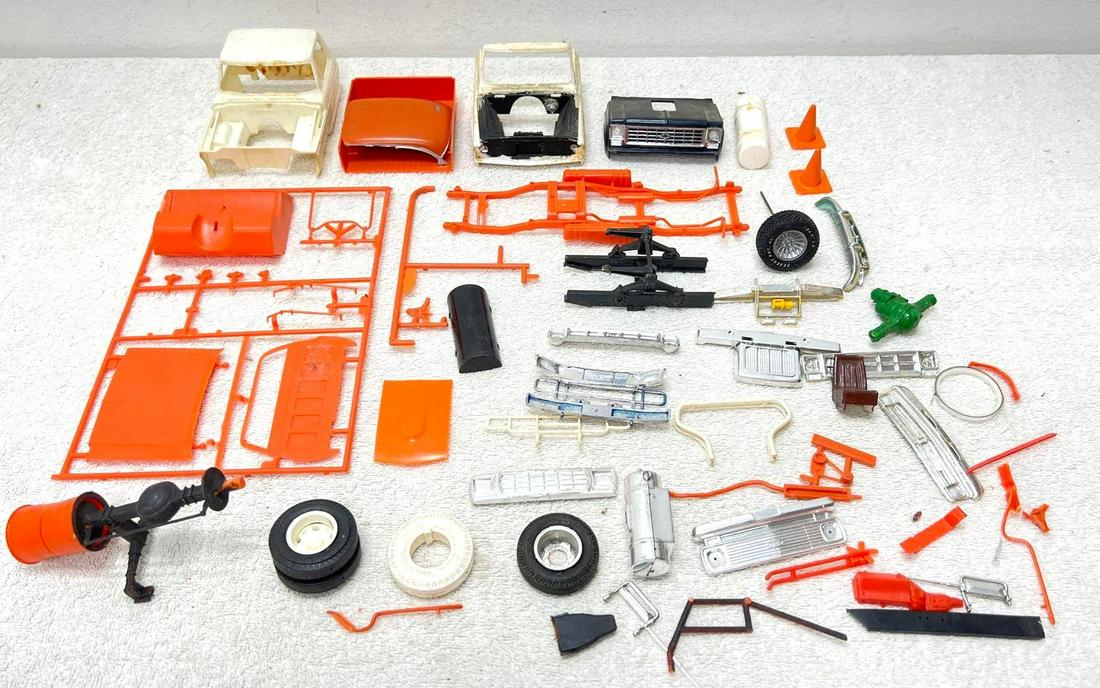 Vintage Model Kit parts pieces Junkyard bashing scrap (1 of 4)