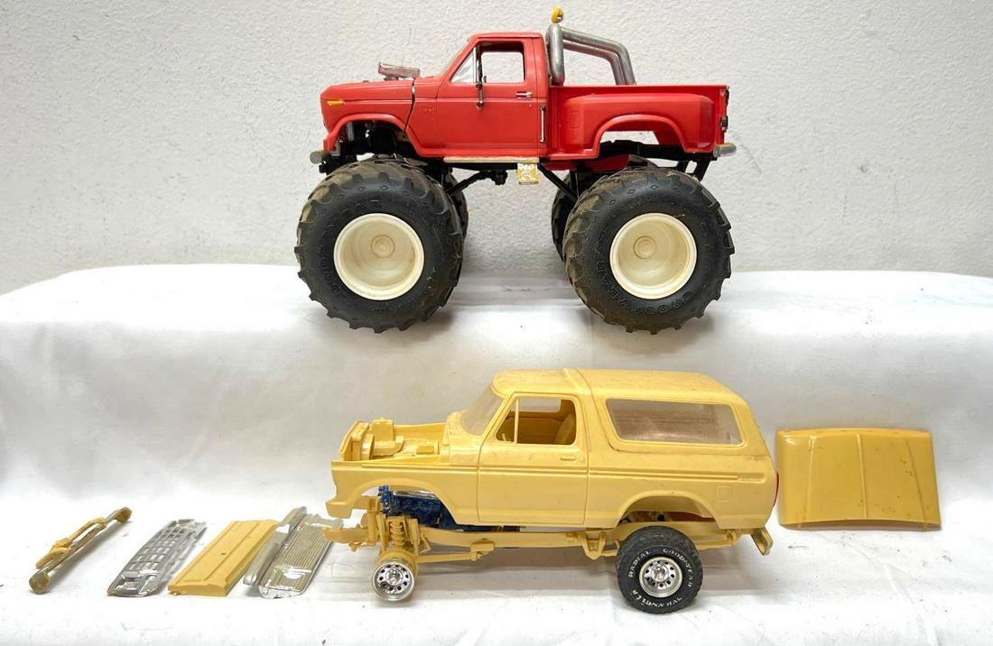 Lot of two 1:24/1:25 Ford stepside monster 4x4 Bronco 4x4 built kits: Lot of two 1:24/1:25 scale Ford stepside monster 4x4 pickup truck and a Bronco 4x4, built model kits Items have been displayed, light/mild dust. Trucks look complete, they may or may not be complete.