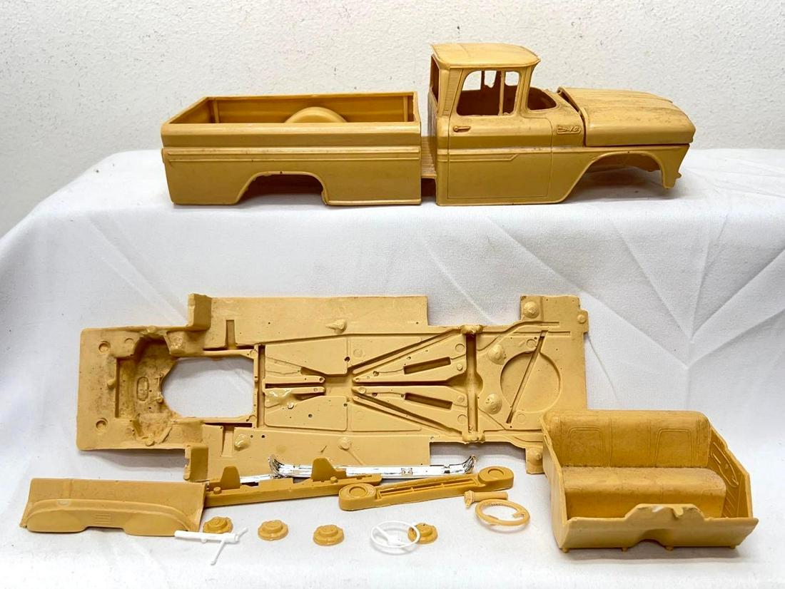 1:24/1:25 scale resin cast 1962 Chevrolet Fleetside pickup custom vintage: 1:24/1:25 scale resin cast 1962 Chevrolet Fleetside pickup custom unidentified vintage model kit body and parts, unassembled.