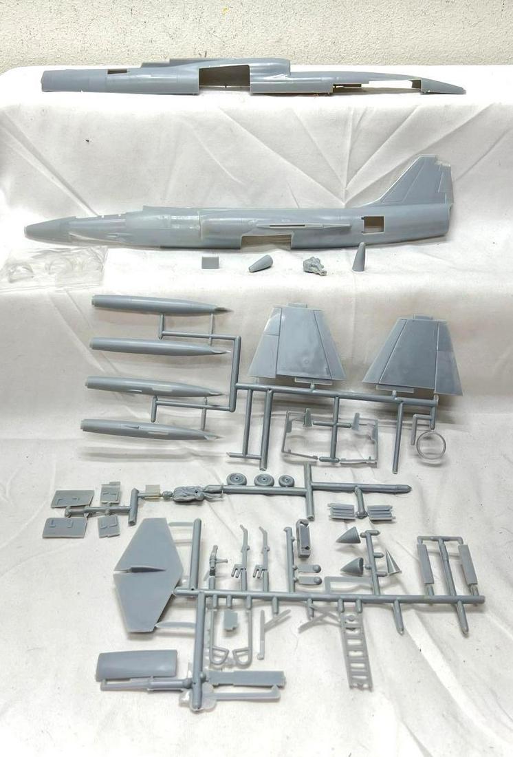 Jet airplane model kit with parts on sprue in bag loose unidentified unbuilt (1 of 5)