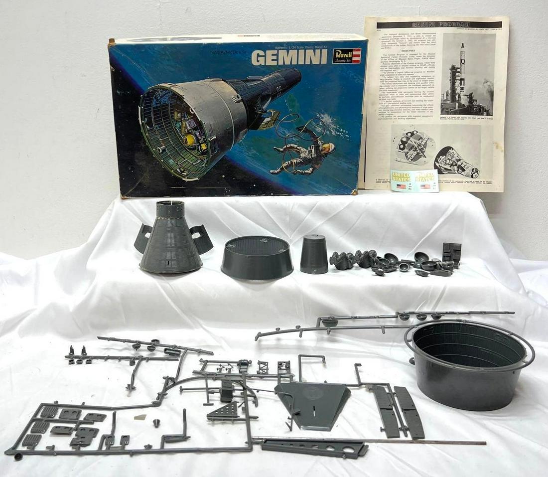 Revell 1/24 H-1895:300 Gemini model kit parts on sprue instructions decals (1 of 5)