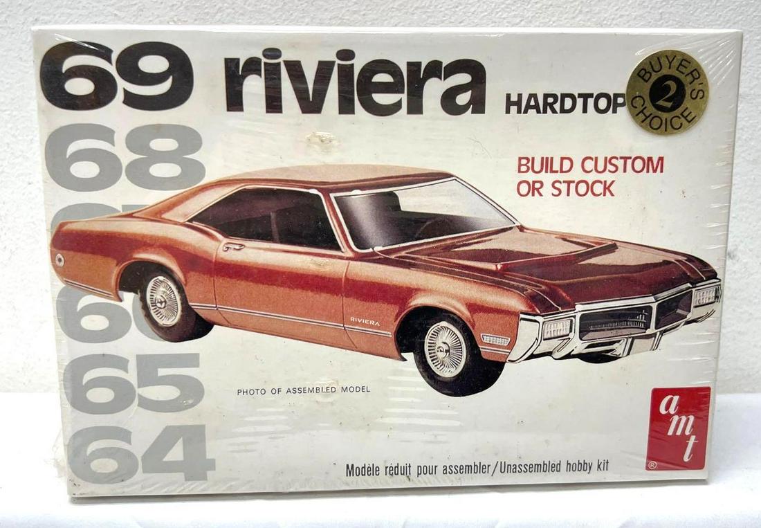 AMT 1/25 scale 6079 1969 Buick Riviera Hardtop model kit in sealed box (1 of 4)