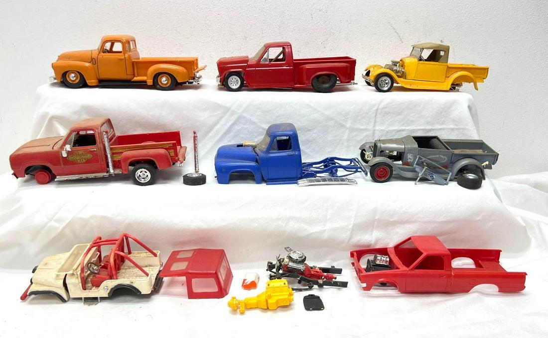 Eight 1:24/1:25 built Ford Chevy Dodge Jeep pickup trucks: Eight 1:24/1:25 scale built Ford, Chevy, Dodge and Jeep pickup trucks/4x4 vehicle model kits. Items have been displayed/stored, very little to heavy dust and storage grime. These are of varying degree