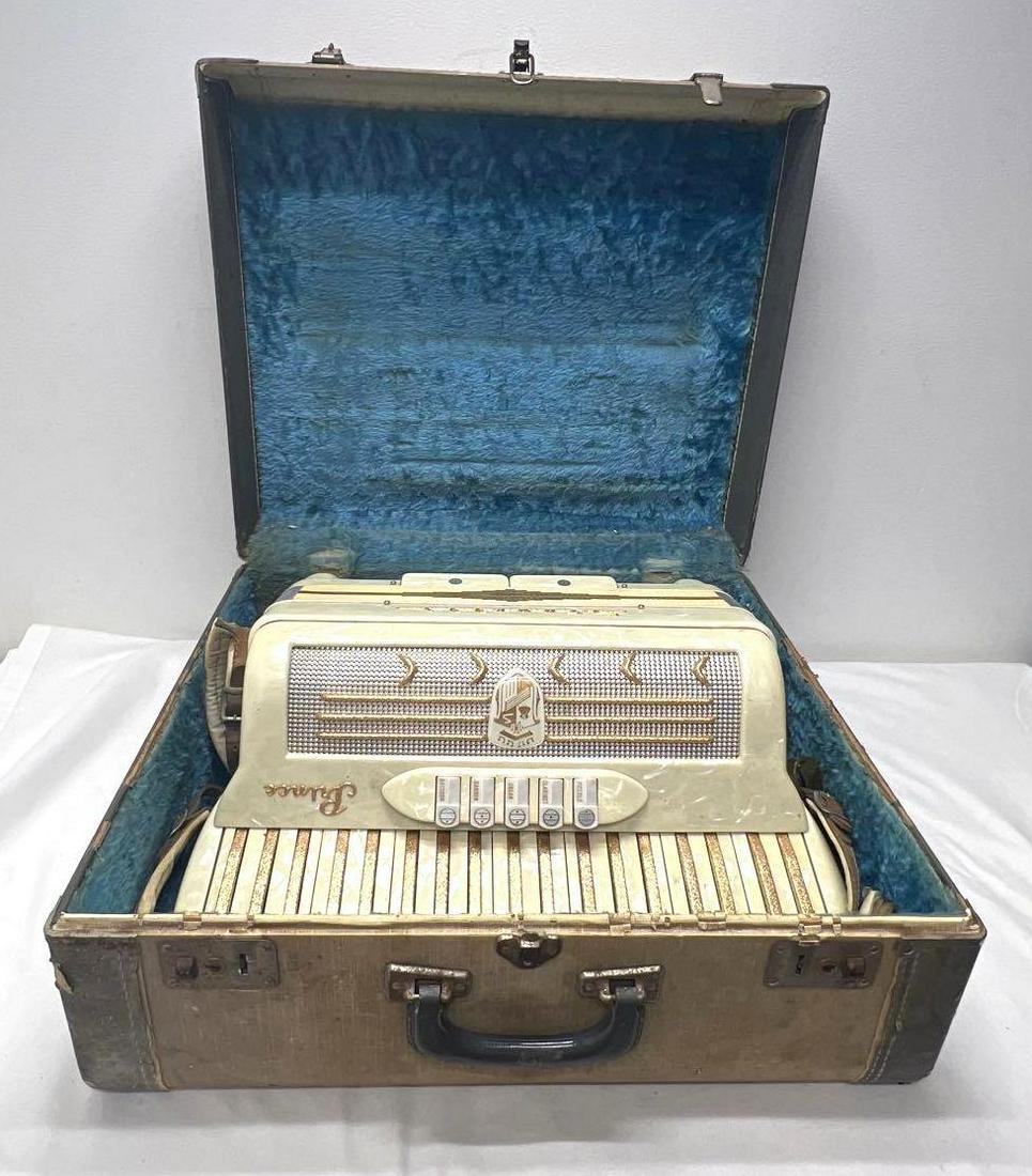 Prince Accordion by Stanelli & Bernelli cream & gold in case (1 of 20)