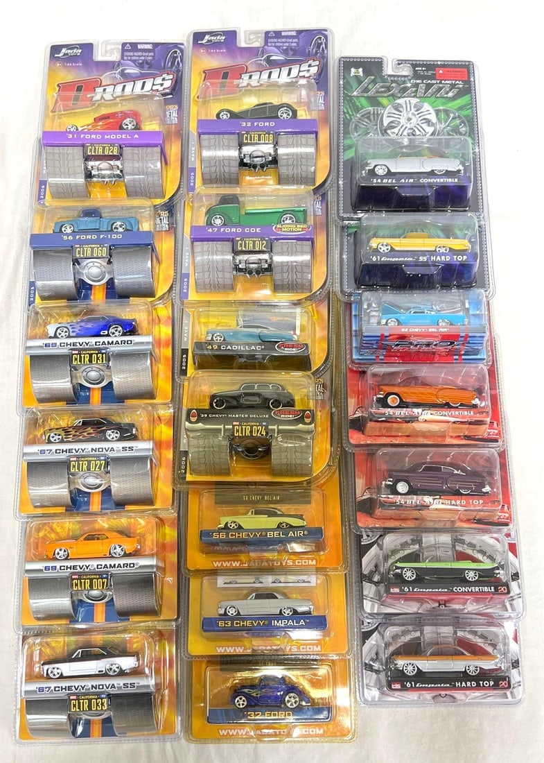 Jada Maisto Lexani Malibu Inter. 1:64 die-cast on card: Twenty 1:64 scale die-cast cars on card. Jada, Maisto, Lexani Toys and Malibu International. Cars have never been removed from packages, little wear to packages. Nice clean group. Please view the phot