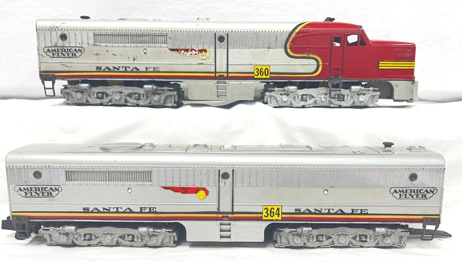 Postwar American Flyer S Gauge 360/364 SF PA PB: Postwar American Flyer S Gauge 360 Santa Fe Alco PA diesel A unit and 364 Santa Fe Alco PB diesel B unit, horns are missing ends, strong C6. Please view the photos of the items in this lot carefully a