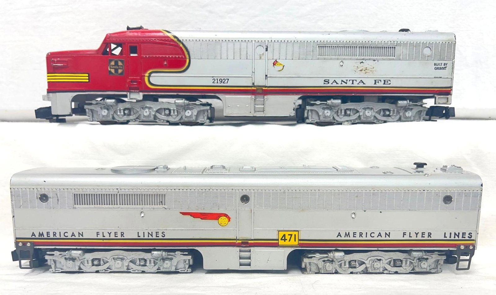 Postwar American Flyer S Gauge 21927/471 SF PA PB: Postwar American Flyer S Gauge 21927 Santa Fe Alco PA diesel A unit and 471 Santa Fe Alco PB diesel B unit (metal steps), C6. Please view the photos of the items in this lot carefully as they are bein