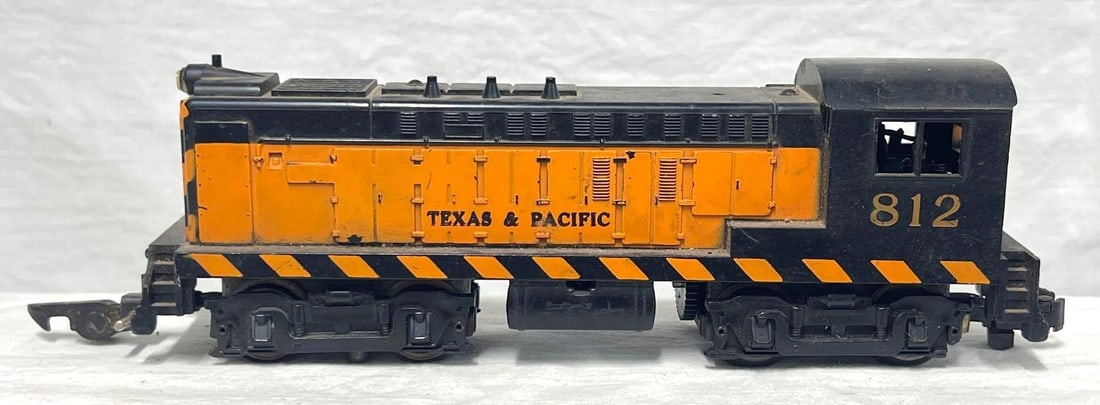 Postwar American Flyer S Gauge 21812 T&P Baldwin: Postwar American Flyer S Gauge 21812 T&P Baldwin diesel switcher road number 812 Texas and Pacific, chipped front corner at steps, C6. Please view the photos of the items in this lot carefully as 