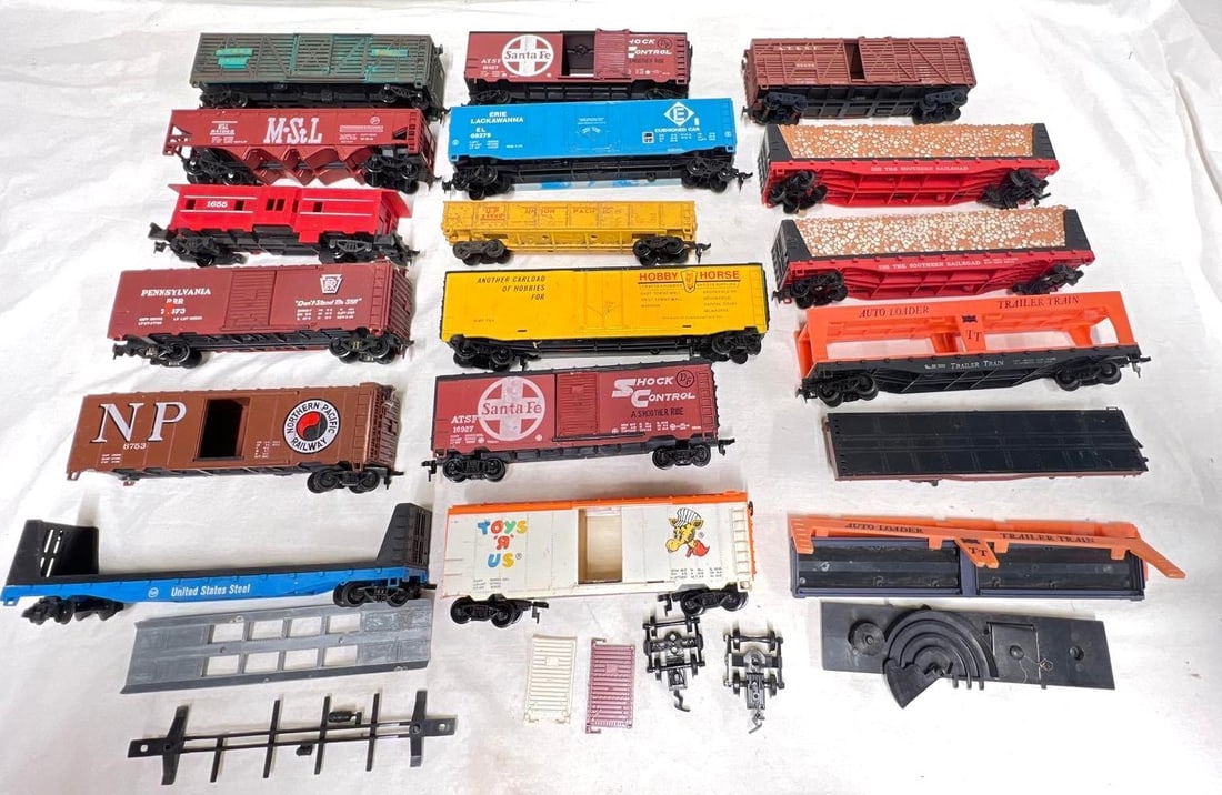 Sixteen HO Gauge freight cars Mantua Life-Like Tyco: Sixteen HO Gauge freight cars Mantua, Life-Like, Tyco, Cox, Hotco, Lima, AHM and others. Trains look C1 to C6. Please view the photos of the items in this lot carefully as they are being sold as they 