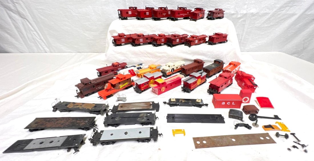 Twenty-six HO Gauge caboose Santa Fe IC UP: Twenty-six HO Gauge caboose Santa Fe, Illinois Central, Union Pacific, Chattanooga, Durango, and others. Lionel, Life-Like, Tyco, Rivarossi and others. Pieces and parts, etc. Trains look C1 to C6. Ple
