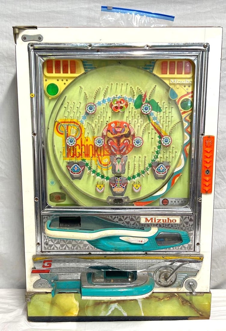 Mizuho Pachinko Machine with balls: Mizuho Pachinko Machine with balls. Machine has cracked front window. Front opens up nicely from frame. Machine has not been tested and should be considered parts. Please view the photos of the items