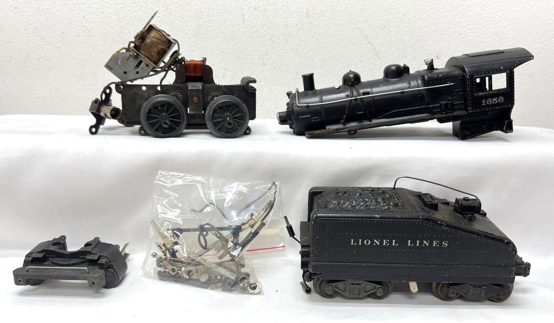 Postwar Lionel O Gauge 1656 0-4-0 steam switcher 6403B slope back tender (1 of 6)