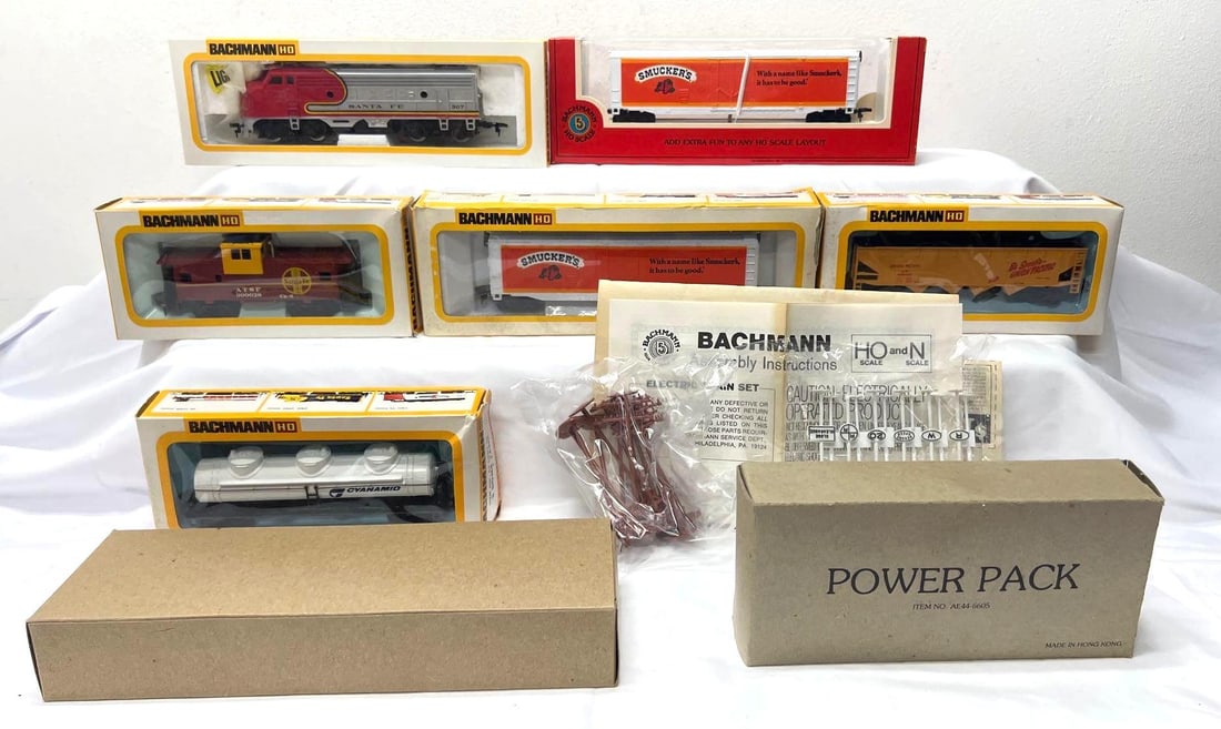 Bachmann HO Gauge Smucker's Express train set in original box mail away: Bachmann HO Gauge Smucker's Express train set in original box mail away premium. Set is unrun C9-10. Tank car box is slightly crushed and torn on one end. Train boxes show little to moderate wear/