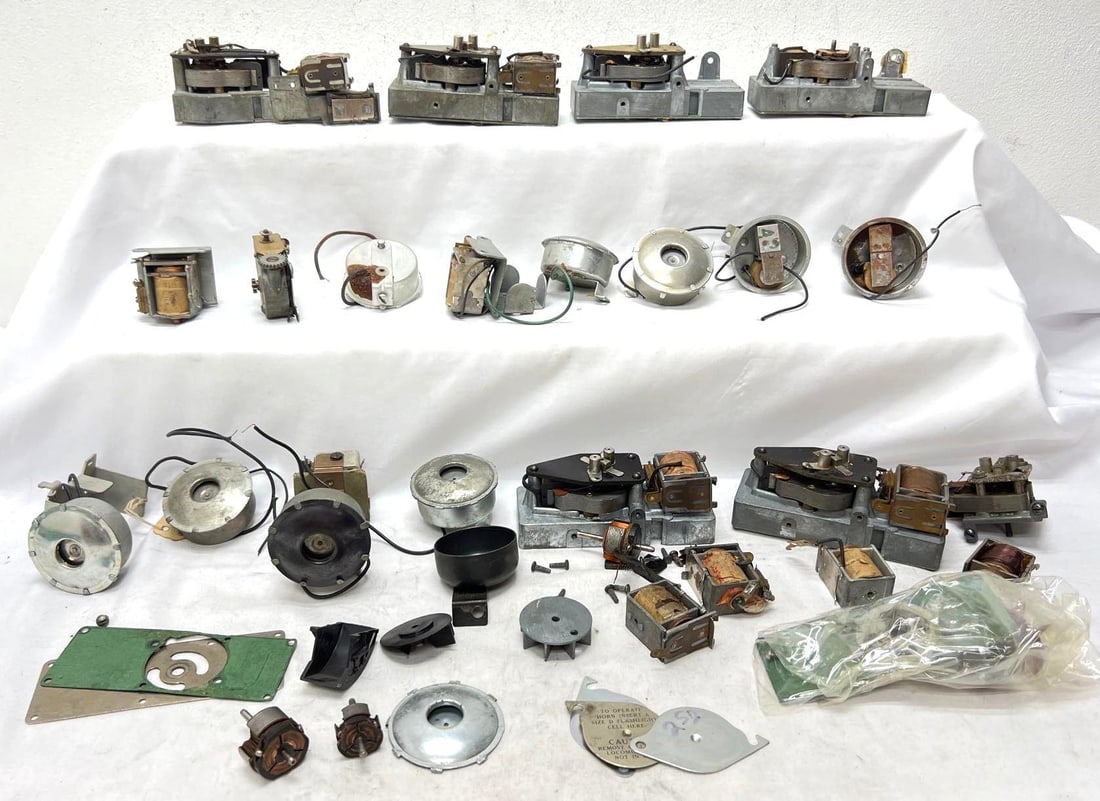 Postwar Lionel O Gauge horns for diesel electric locomotives accessories: Postwar Lionel O Gauge horns and whistles for diesel, electric, steam locomotives accessories, tenders, parts and pieces. Please view the photos of the items in this lot carefully as they are being so