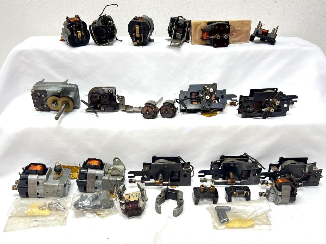 Post/Pre-war Lionel O Gauge motors armatures fields etc: Post/Pre-war Lionel O Gauge motors, armatures, fields, one Lionel Atomic motor, tender whistle, etc. Please view the photos of the items in this lot carefully as they are being sold as they are shown 