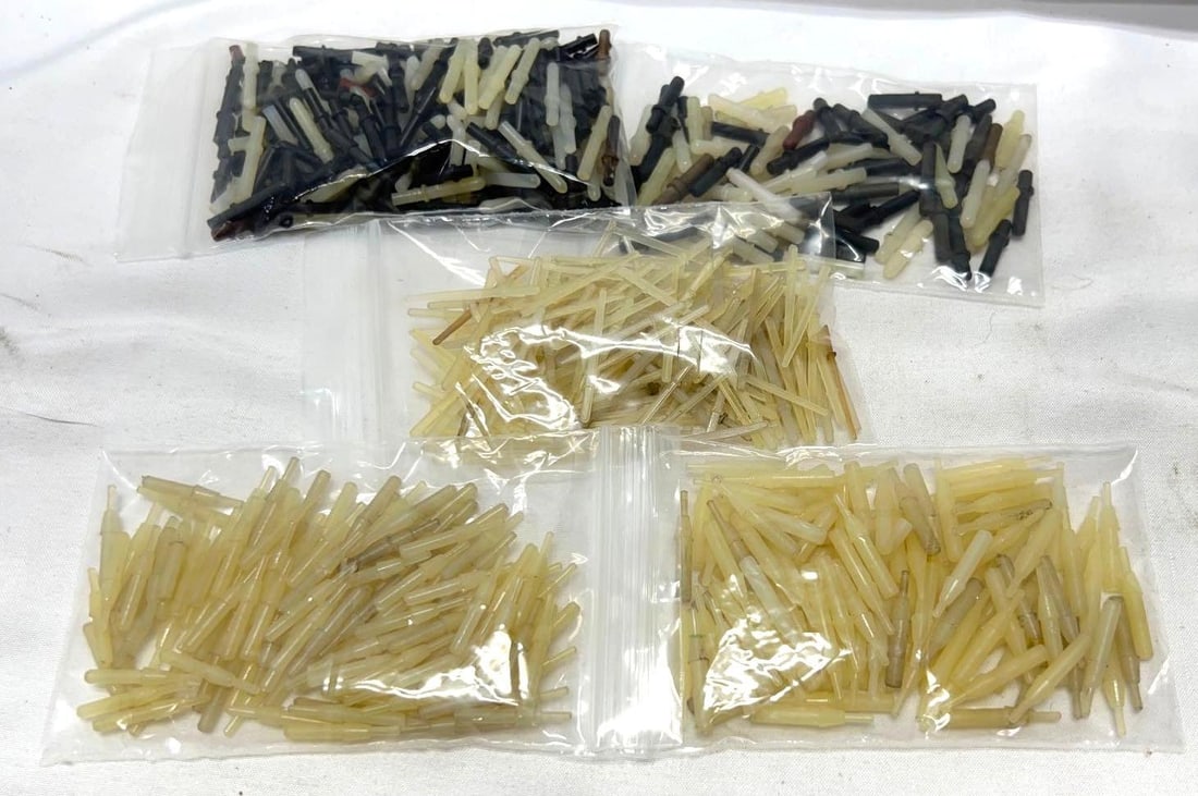 Postwar Lionel O 027 Super O Gauge insulating pins adapters (1 of 6)