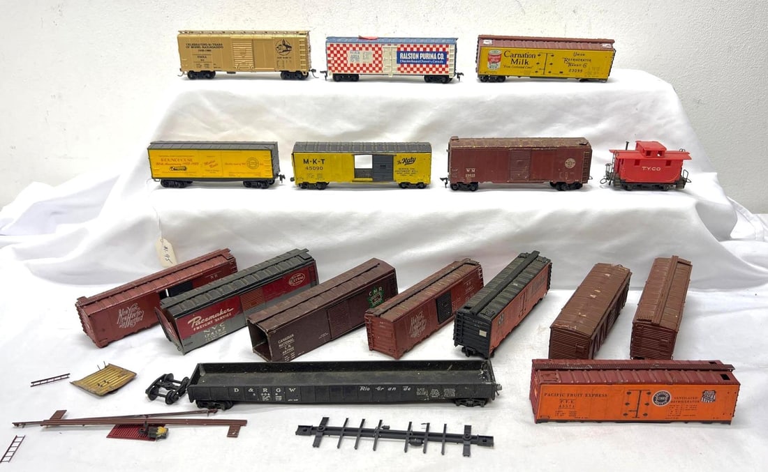 Sixteen HO Gauge freight cars box reefer gondola caboose (1 of 10)