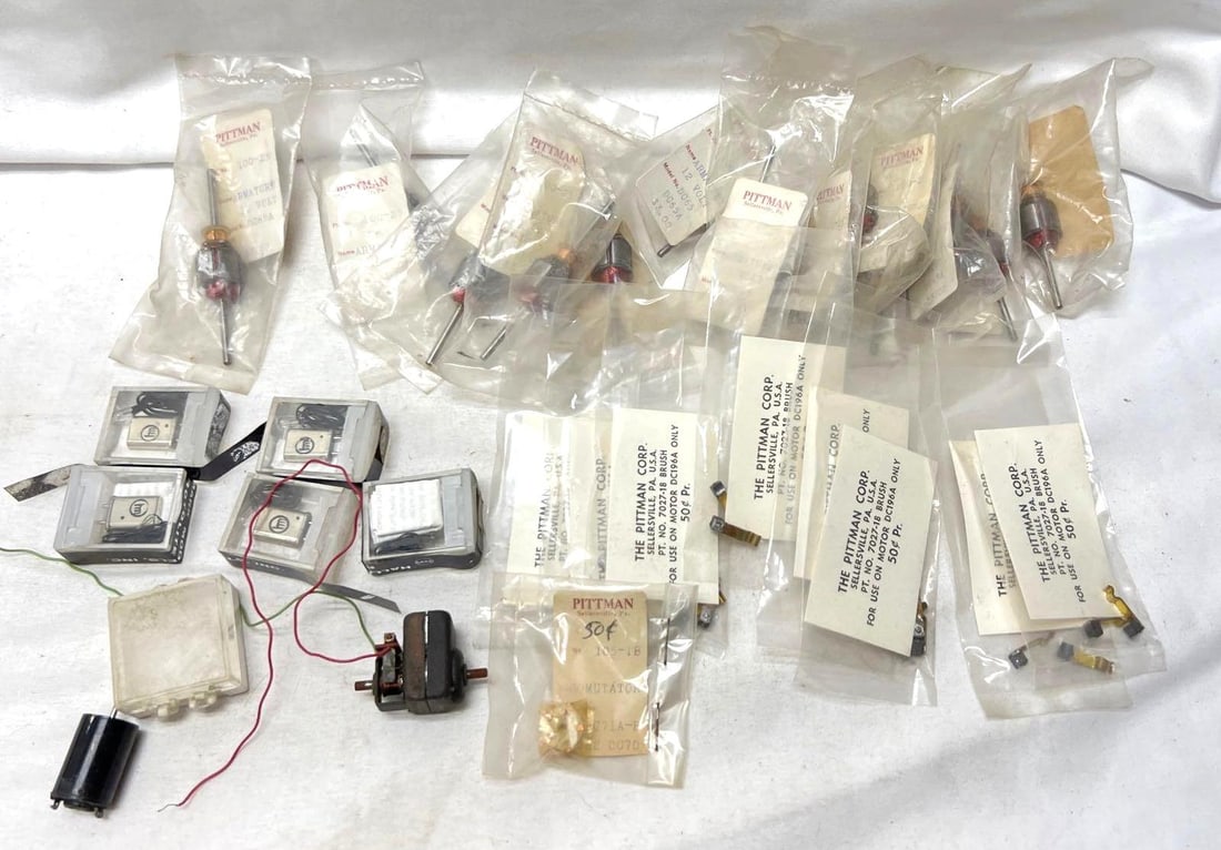 Fifteen HO Gauge Pittman & other motors Hallmark Protolite: Fifteen HO Gauge Pittman & other motors Hallmark Protolite kits in package, more. Thirteen Pittman DC-65A motors, NOS New Old Stock never used or run in original factory sealed packages. Eight Pit