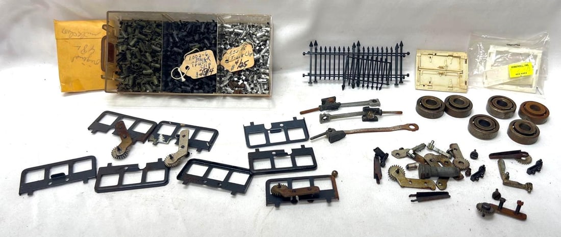 Postwar Lionel O Gauge 3482 600-15 1002-6 green truck clips NOS (1 of 7)