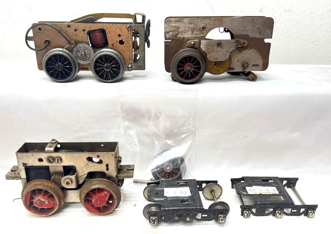 Prewar American Flyer O Gauge motors 6 wheel passenger trucks: Three prewar American Flyer O Gauge motors and two 6 wheel passenger trucks. Both trucks have the coupler mounts cut off. Please view the photos of the items in this lot carefully as they are being so