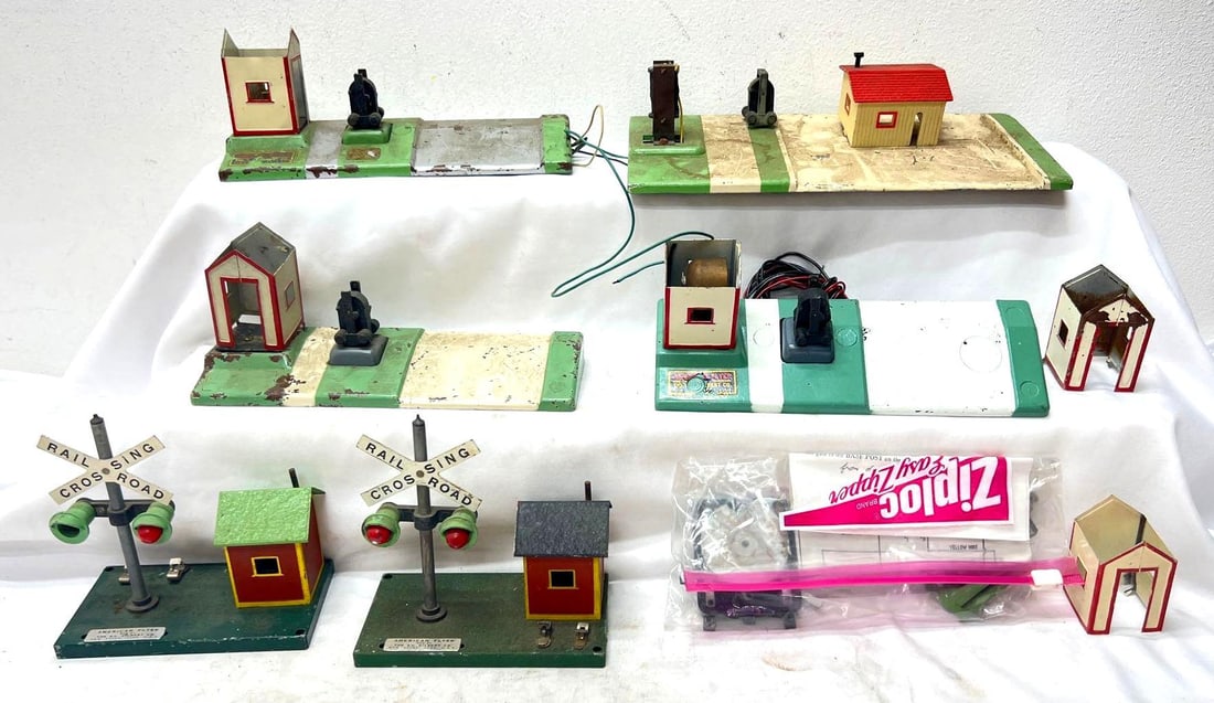 Postwar American Flyer S Gauge bell ringing shacks crossing gates (1 of 8)