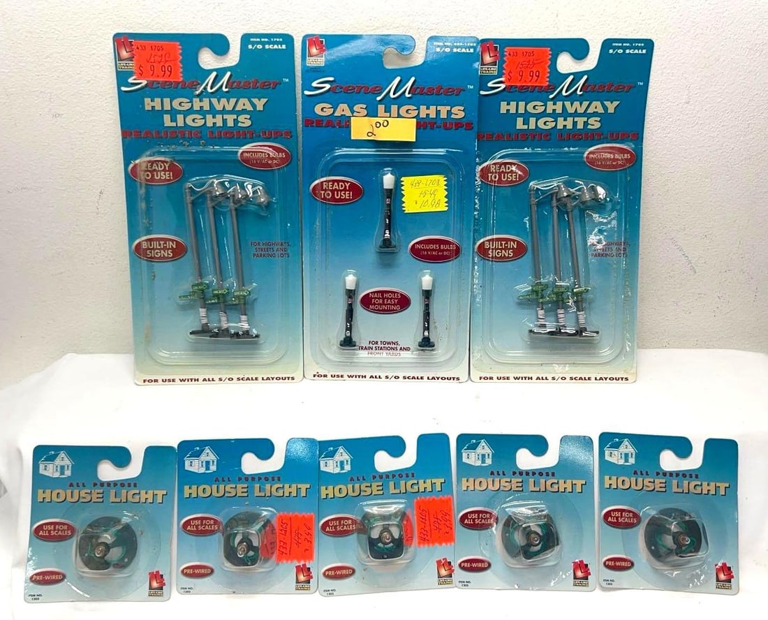 Life-Like Trains gas highway house Lights on card: Modern Era Life-Like Trains Scene Master O/S Gauge: 433-1702 Gas Lights, two 1705 Highway Lights and five 1205 All Purpose House Lights, on cards C9-10. Some very light wear, some price stickers, some