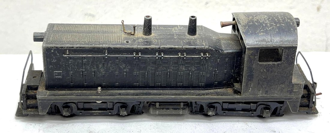 Varney die-cast HO Gauge diesel NW/SW switcher: Varney die-cast HO Gauge diesel NW/SW switcher, C6 missing bell trim. Please view the photos of the items in this lot carefully as they are being sold as they are shown in our photos with NO returns o