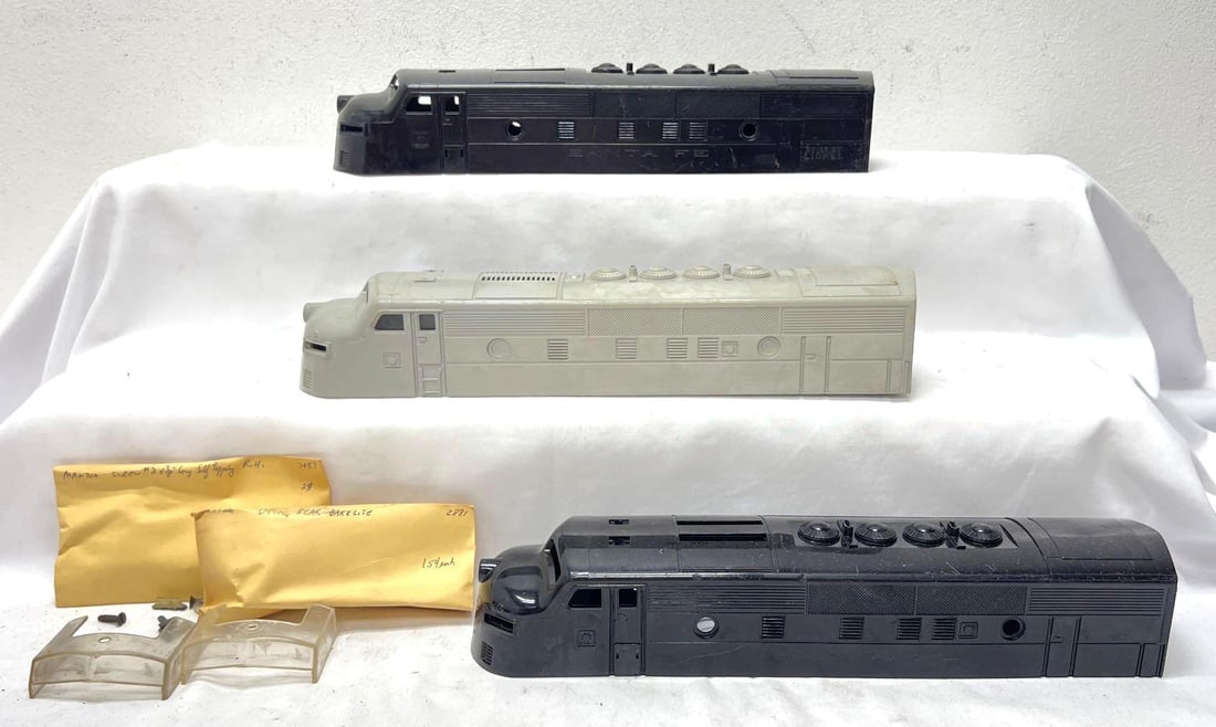 Postwar Lionel O Gauge 2243 2333 Santa Fe F3a diesel factory shells (1 of 9)