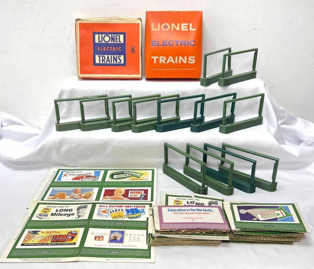Postwar Lionel O Gauge 310 billboard set in box loose billboard frames (1 of 12)