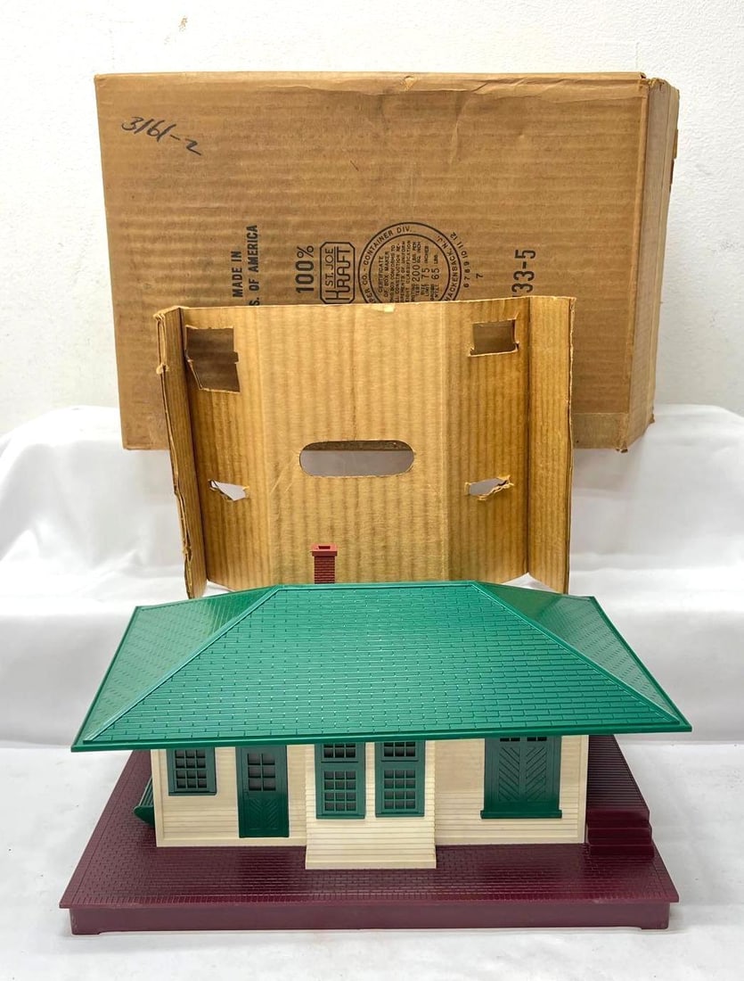 Postwar Lionel O Gauge 133 illuminated freight station in original box (1 of 12)