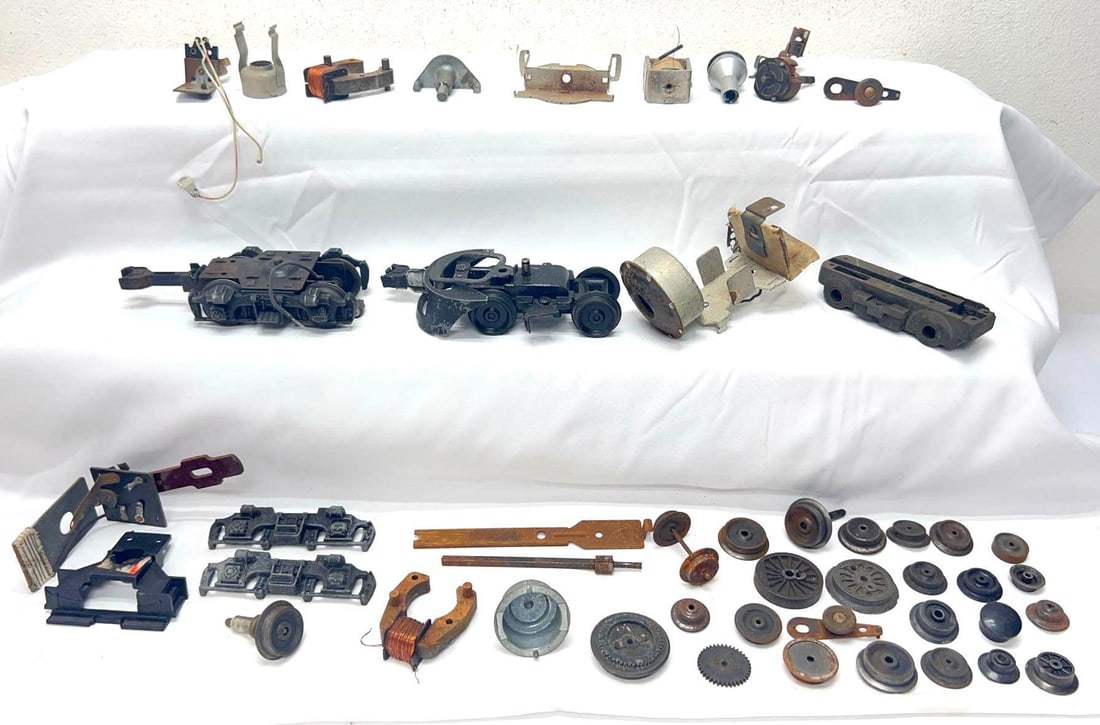 Lionel O Gauge parts diesel trucks wheels side frames horn assemb (1 of 9)