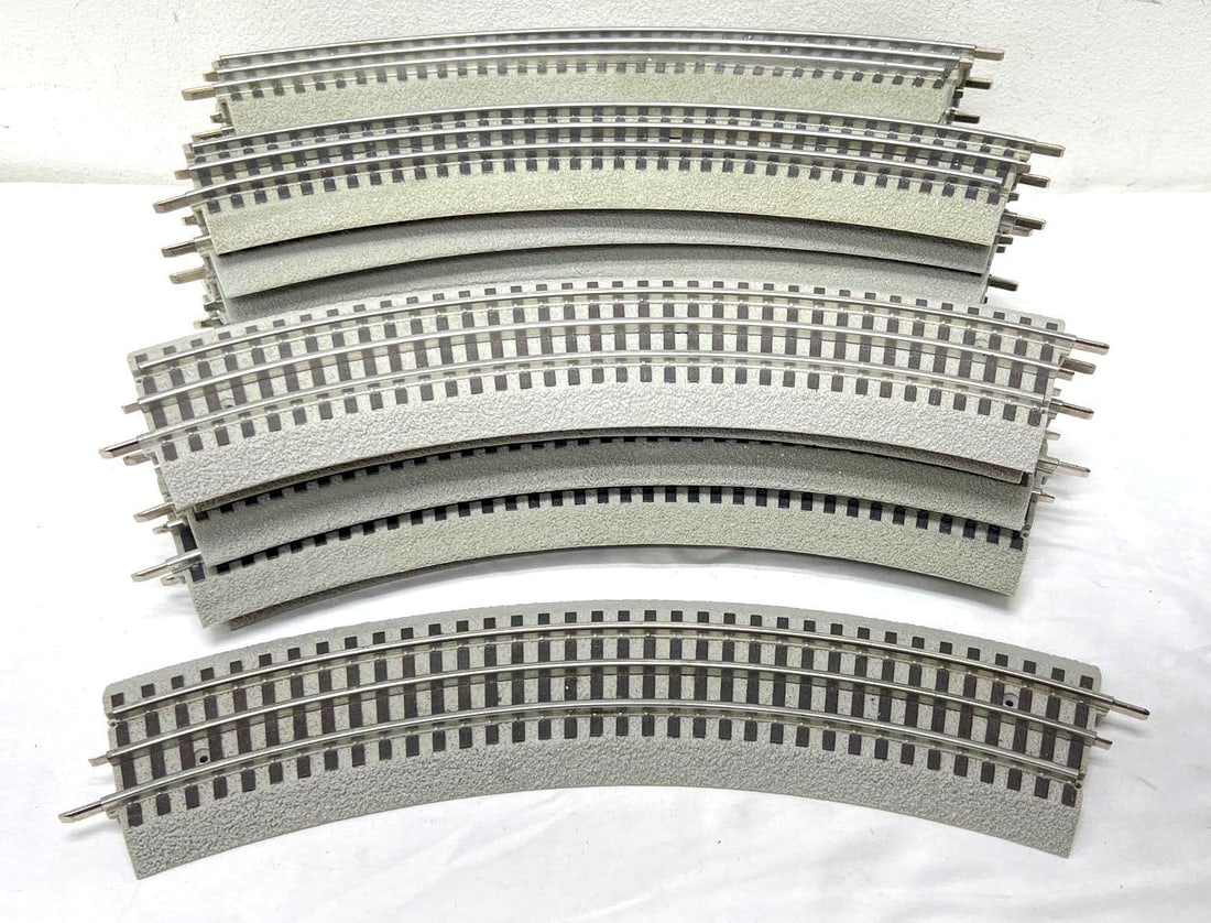 Modern Lionel O Gauge FasTrack 20 sections of O-36 Curved Track (1 of 2)