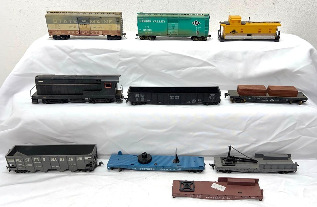 HO Gauge Hobby Line Lionel Rocco diesel switcher work: HO Gauge; Hobby Line, Lionel, Rocco and others. Neat little mis-mash diesel switcher work train, some cars are weathered, some trains are in-complete. Some sprung trucks and metal wheels. Trains overa