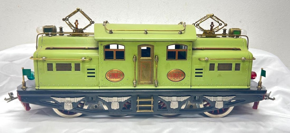 Prewar Lionel Standard Gauge apple green 408E electric locomotive (1 of 6)