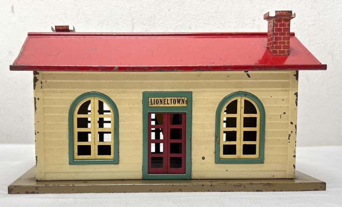 Prewar Lionel Standard Gauge 127 illuminated passenger station (1 of 7)