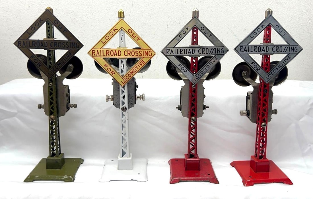 Prewar Lionel Std/O Ga O69/69/69N Electric Warning Signals: Prewar Lionel Standard/O Gauge O69/69/69N Electric Warning Signals, green is marked #069, others are not marked. Signals look C6 to C6++. Super nice looking accessories, clean and shiny. Pleas