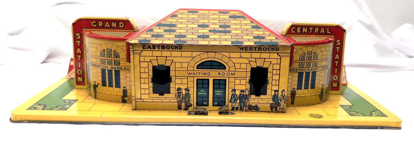 Marx Grand Central Station lithographed tinplate railroad (1 of 4)