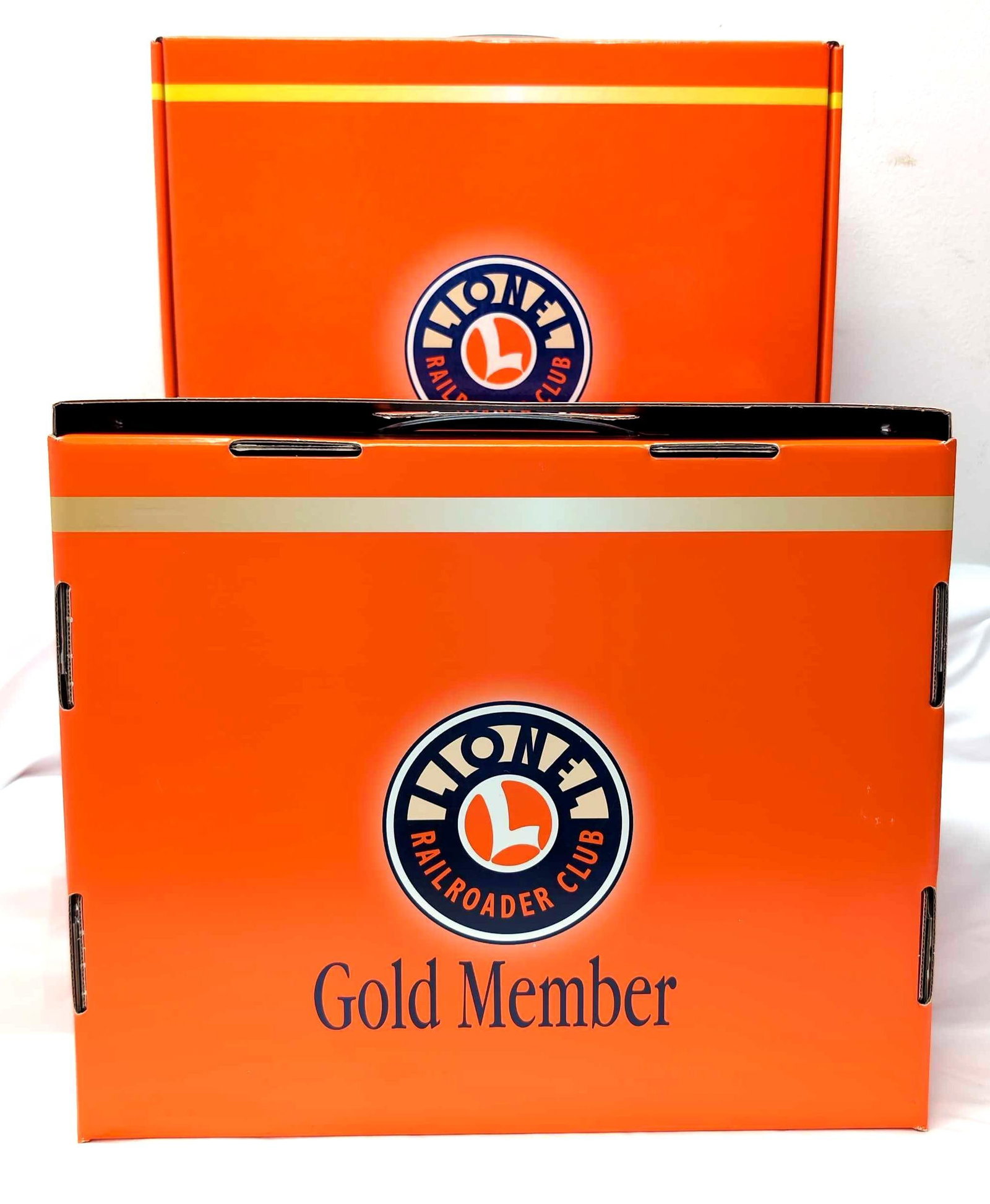 Modern Lionel O Gauge 19991 Gold Member Ivory 9700: Modern Era Lionel O Gauge 19978 1999 Lionel Railroader Club Gold Member Blue 9700 boxcar and 19991 2000 Lionel Railroader Club Gold Member Ivory 9700 boxcar sets in original shipper, unrun C9-10. Sets