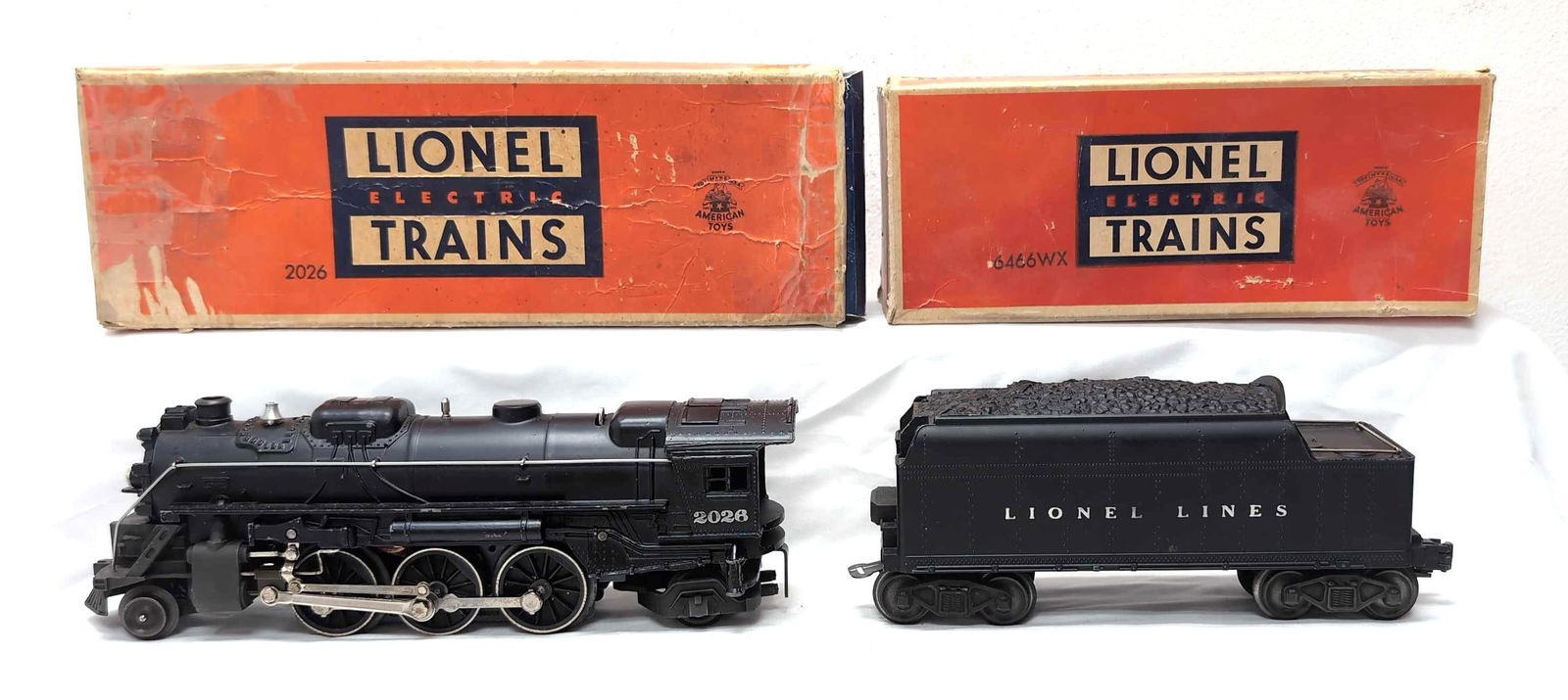 Postwar Lionel O Gauge 2026 2-6-2 w/6466WX in boxes (1 of 7)