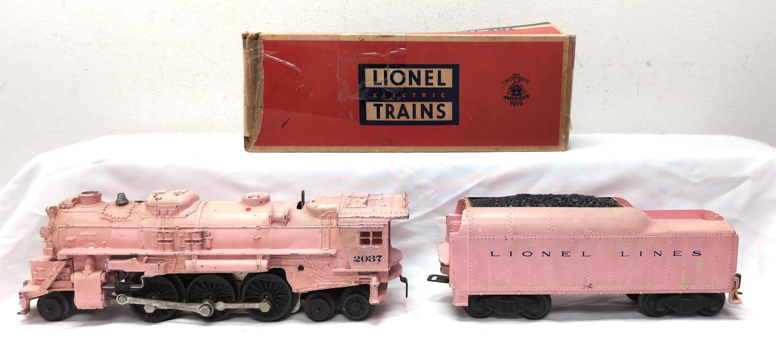 Postwar Lionel O Gauge 2037-500 and 1130T-500 Pink (1 of 7)