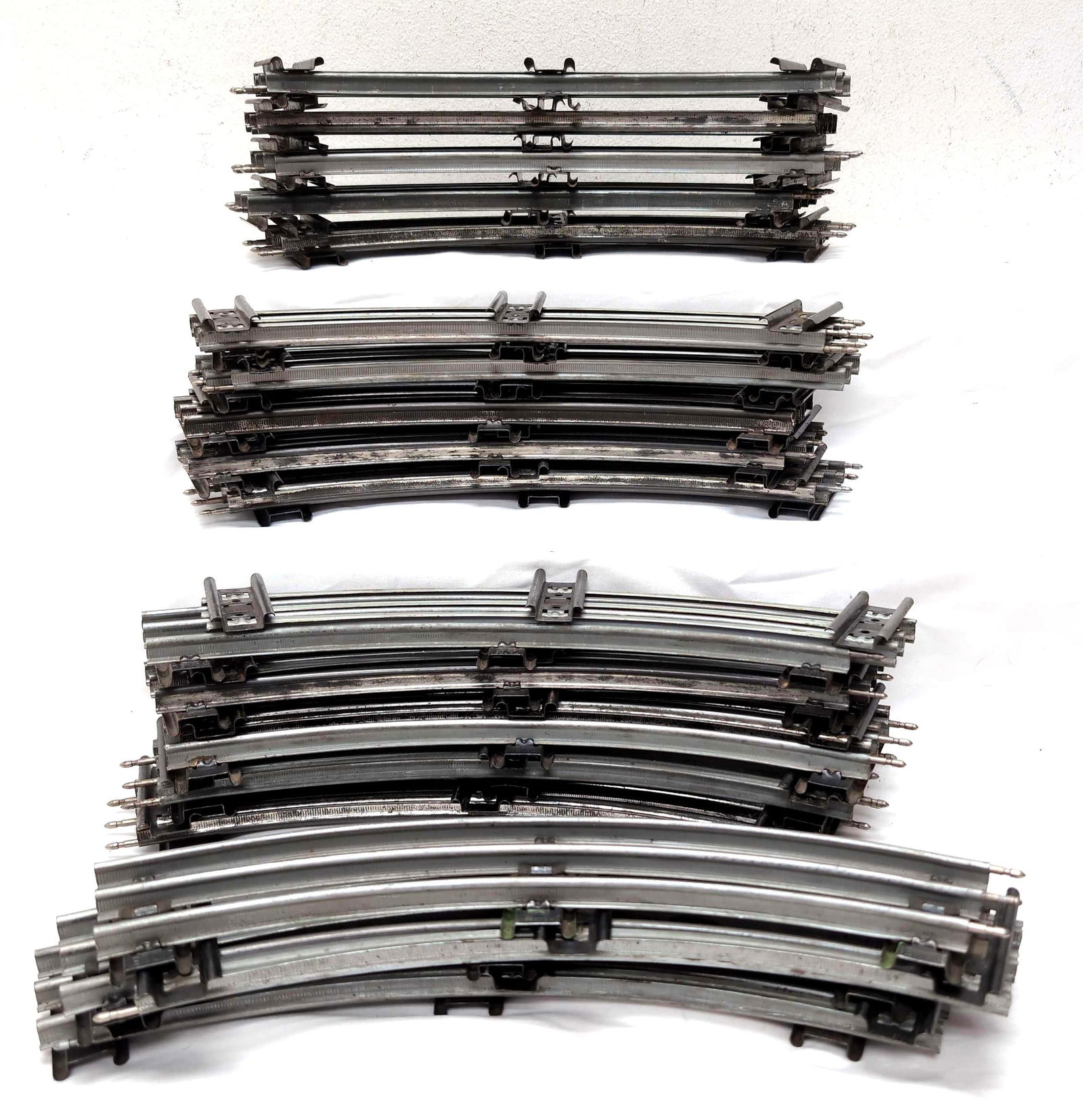 Thirty-five Postwar Lionel O Gauge curved track Ready (1 of 3)