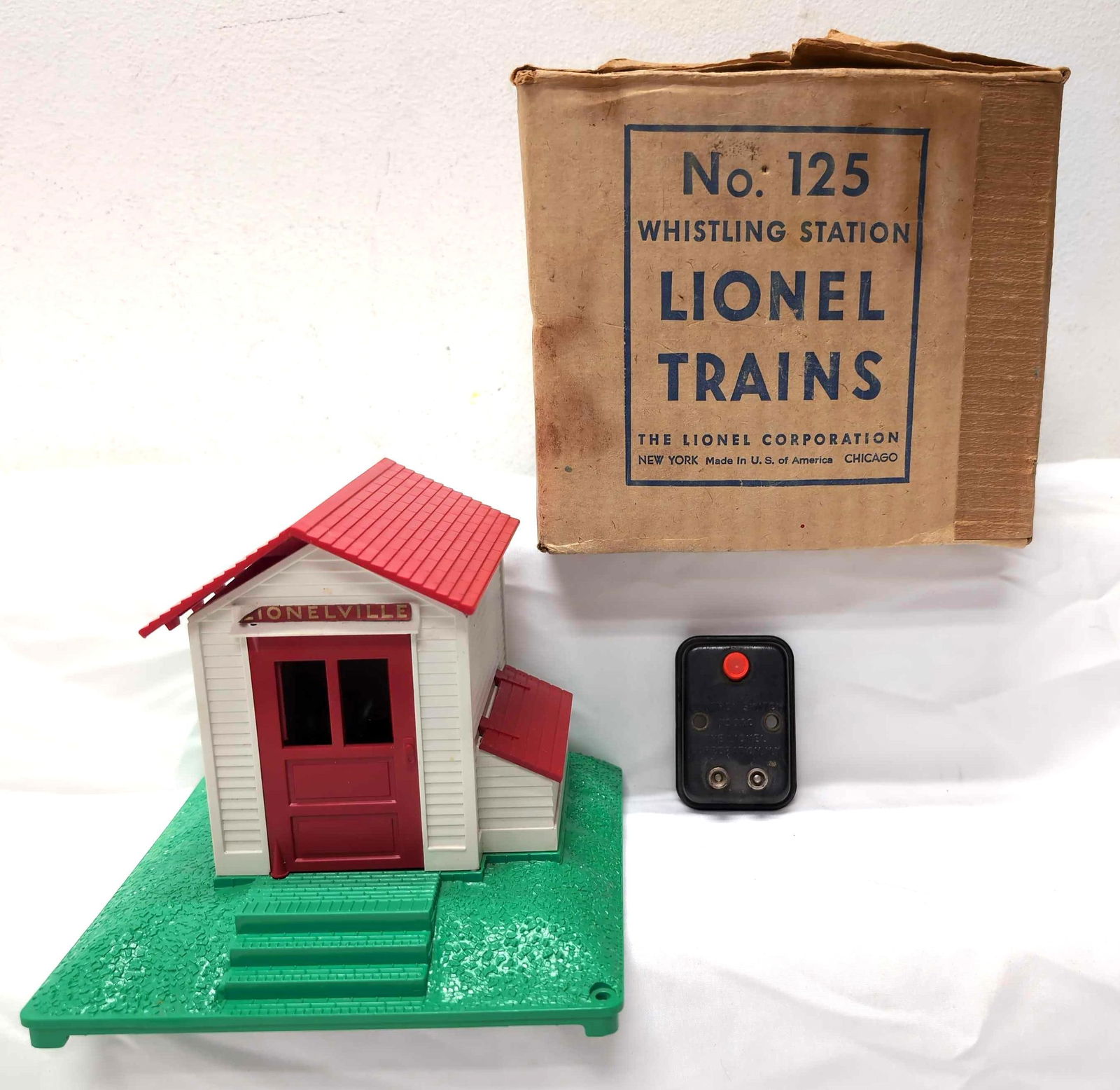 Postwar Lionel 125 Whistling Station in original box variation (1 of 8)
