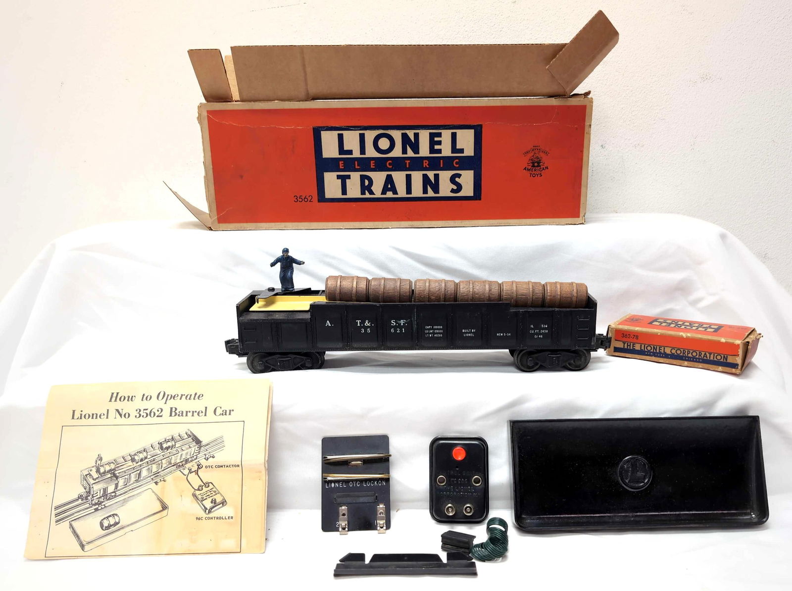 Postwar Lionel 3562 Operating Barrel Car in box (1 of 10)