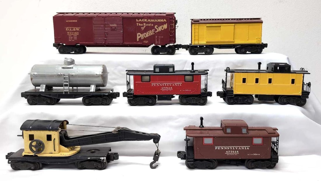 Postwar Lionel O Gauge cabooses tank box crane more (1 of 4)