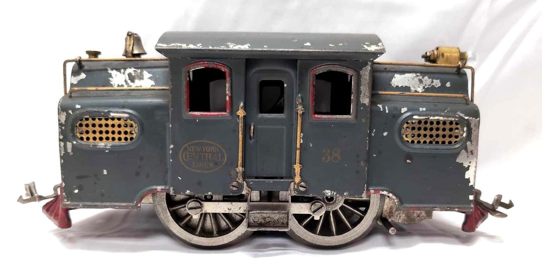 Prewar Lionel Standard Gauge 38 center cab electric (1 of 6)