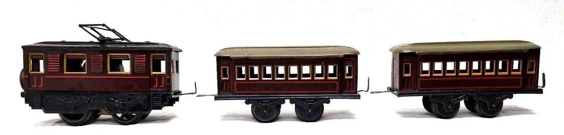 KBN Karl Bub O Gauge electric loco with two coaches: KBN Karl Bub O Gauge electric loco with two coaches. Loco has Sharpie touchups to roof, coaches have Sharpie touchups to frames. Trains look C6.