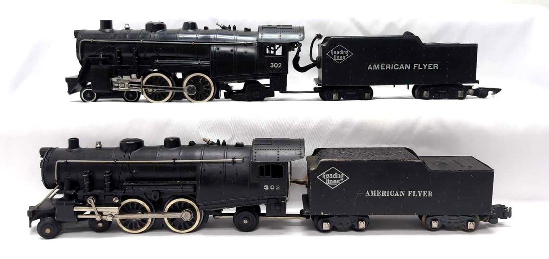 Postwar American Flyer S Gauge 302 Reading 4-4-2 steam locos and tenders: Two postwar American Flyer S Gauge 302 Reading Lines 4-4-2 die-cast steam locomotives and tinplate tenders. One loco has a missing pilot step and painted lanterns on boiler front. Other train is missi