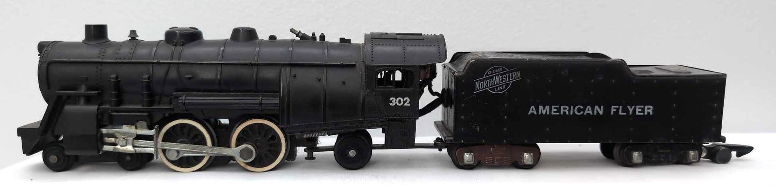 Postwar American Flyer S Gauge 302 4-4-2 C&NW Atlantic steam: Postwar American Flyer S Gauge 302 4-4-2 Chicago and North Western C&NW Atlantic plastic steam locomotive and tinplate tender with vent holes at front of tender body. Loco is missing a pilot step, C6.
